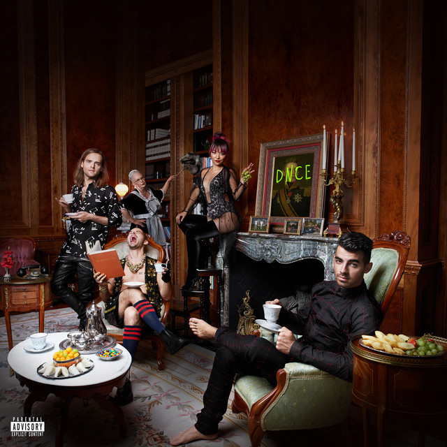 DNCE met 'CAKE BY THE OCEAN'