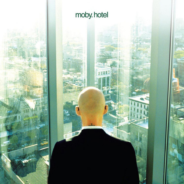 MOBY&nbsp;met&nbsp;'SLIPPING AWAY'